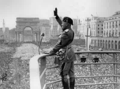 Mussolini addresses his adoring fans